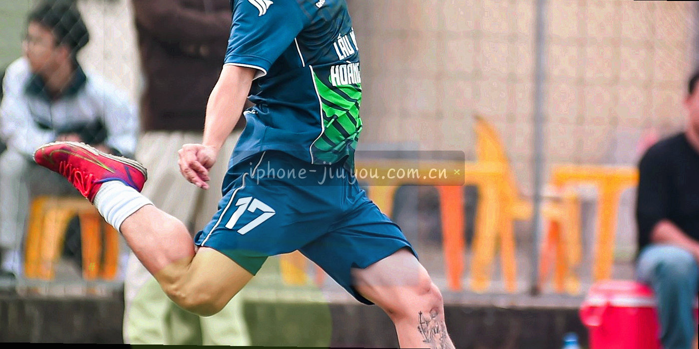 深色办公环境里的耳机与多屏对话界面局部，屏幕透出蓝色光